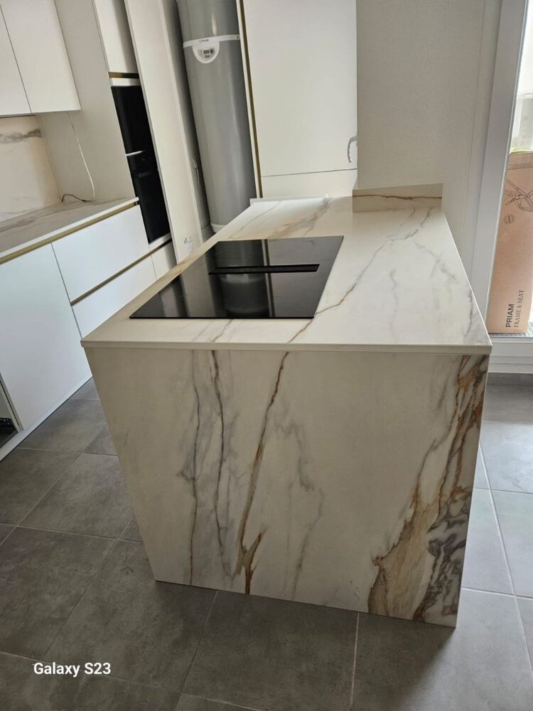 Îlot en marbre veiné avec plaque de cuisson intégrée