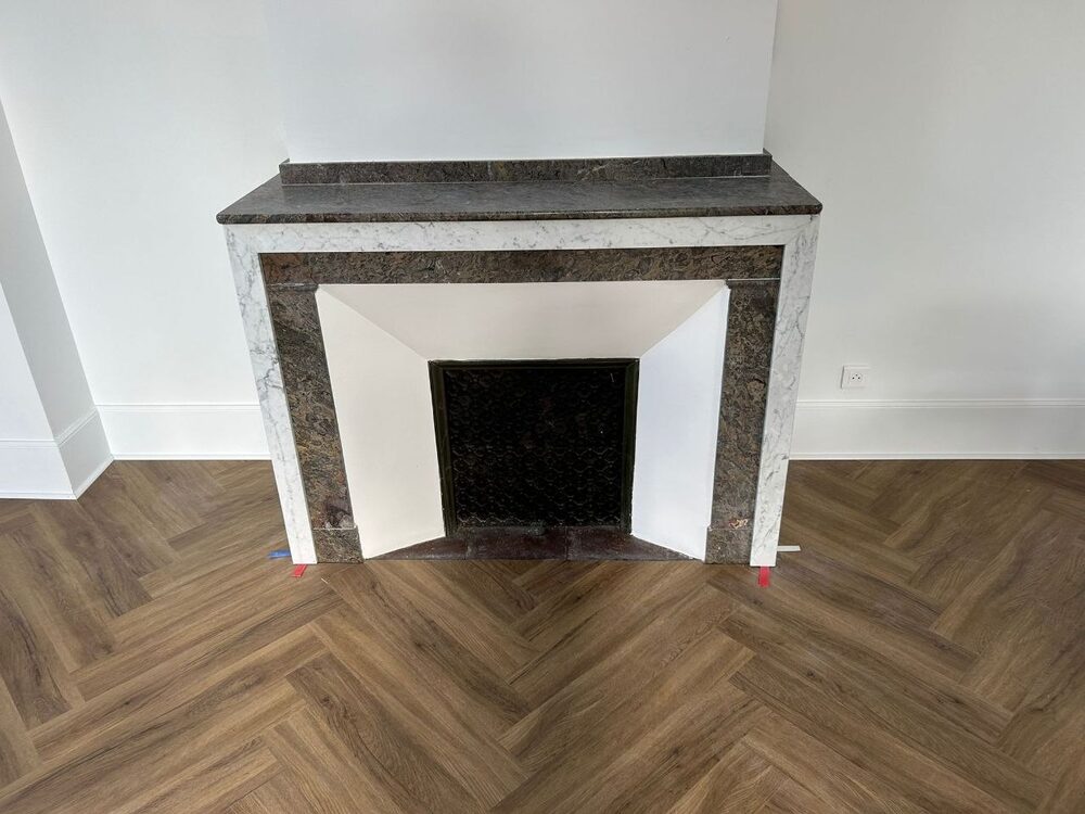 Habillage de cheminée en marbre gris et blanc